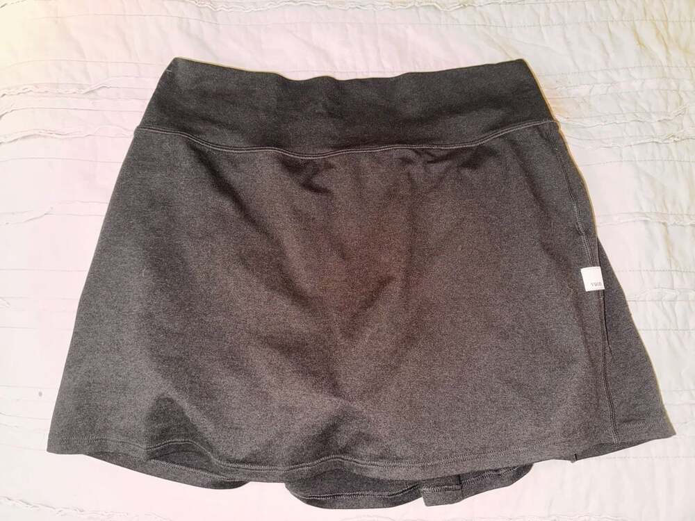 Vuori Daily Pleated Skort Dark Charcoal Gray Athletic Tennis Skirt